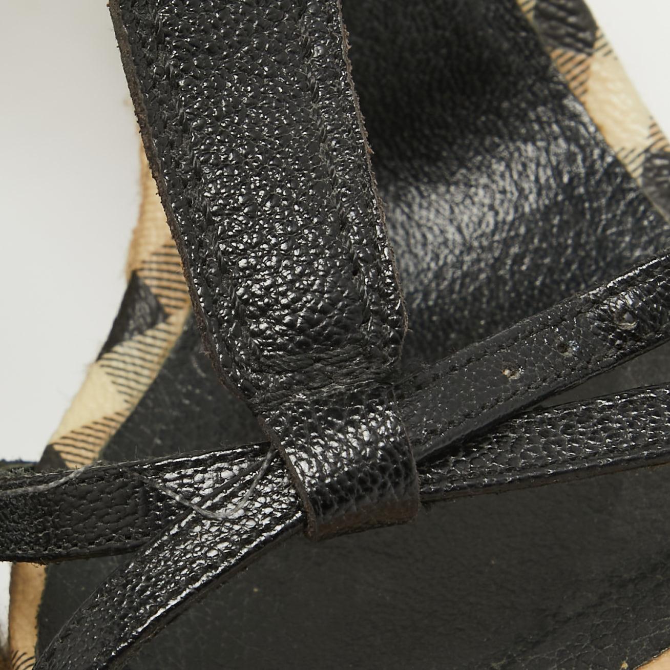 Sandalias de cuña con barra en T de piel negra de Burberry talla 39 en venta 3