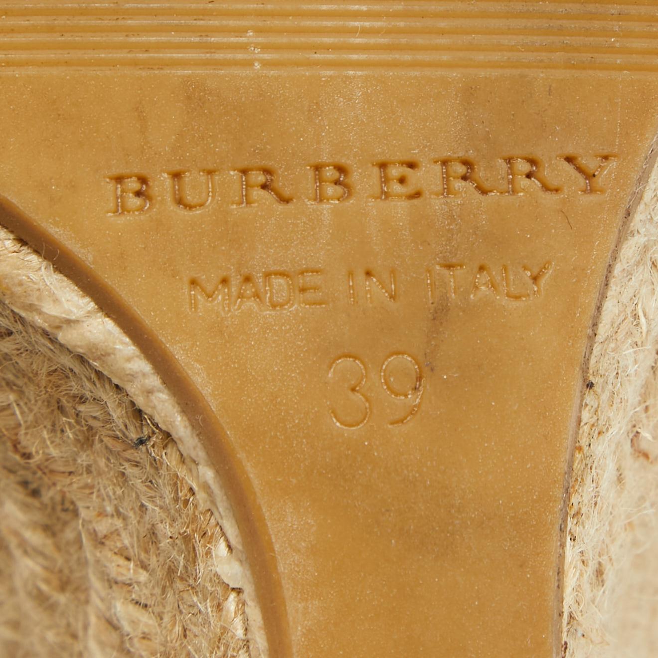 Sandalias de cuña con barra en T de piel negra de Burberry talla 39 en venta 4