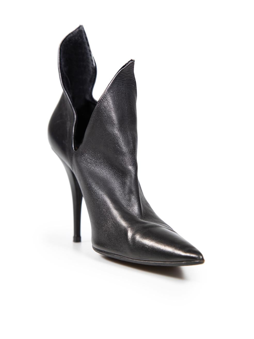 CONDITION is Very good. Minimal wear to the heels is evident, there are some small abrasions to the heel and the toe of the right boot. There is general creasing to the leather on both shoes on this used Burberry designer resale item. Please note