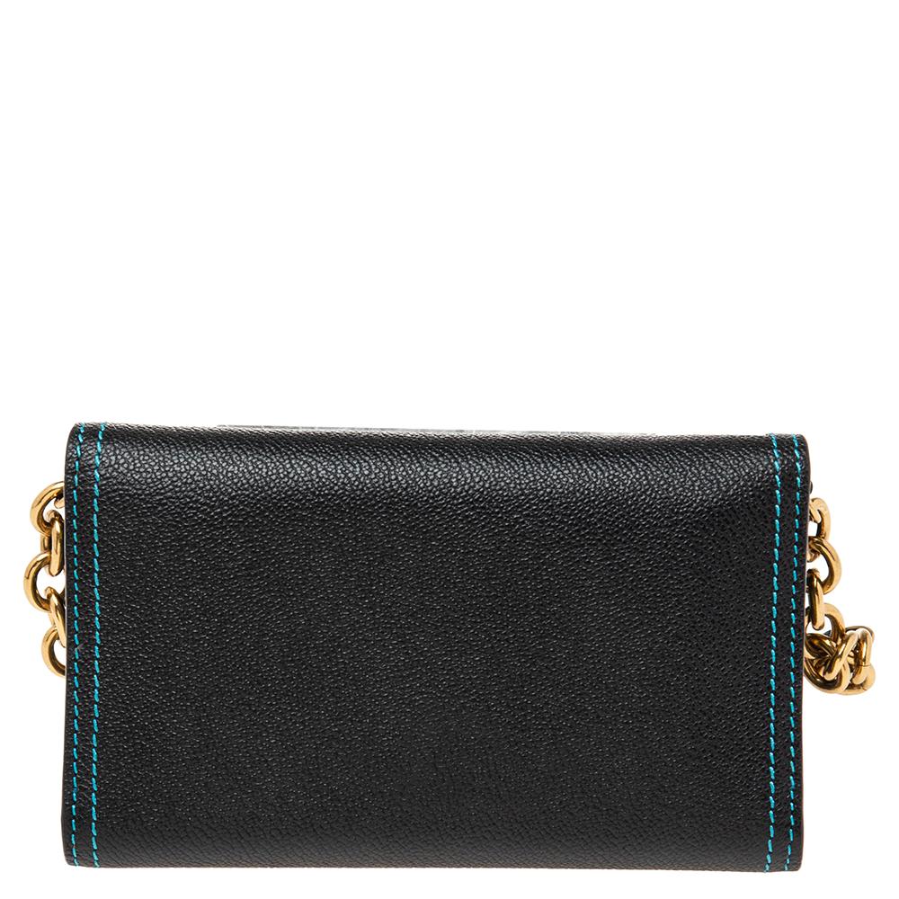 Meticulously crafted from black leather, this Burberry Wallet on Chain has a stylish appeal and a durable quality. It has a shoulder strap, contrast stitching in blue, the brand accent on the flap, and a stunning trifold interior.

Includes: