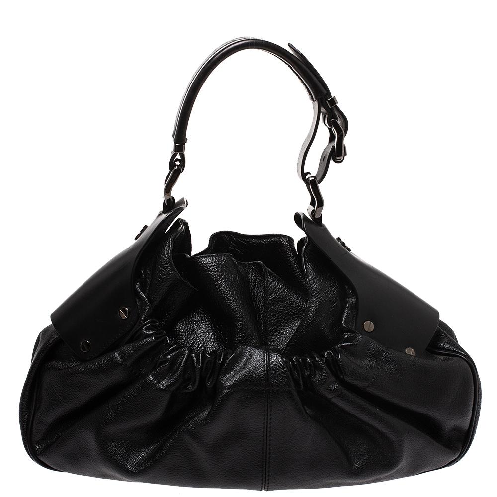 This slouchy leather hobo from Burberry is stunning. Made from quality leather, this bag features capped drawstrings, grommet-detailed panels at the top and ruched pockets in the front and back. This hobo is secured with a logo-embossed closure. The