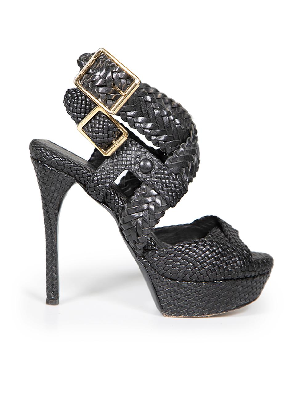 El ESTADO es Bueno. Se aprecia un desgaste menor en las sandalias. Ligeros signos de abrasión en la punta, los laterales de la puntera y las tiras de ambos zapatos de este artículo de segunda mano de la marca Burberry. Mínimo deslustre y arañazos en