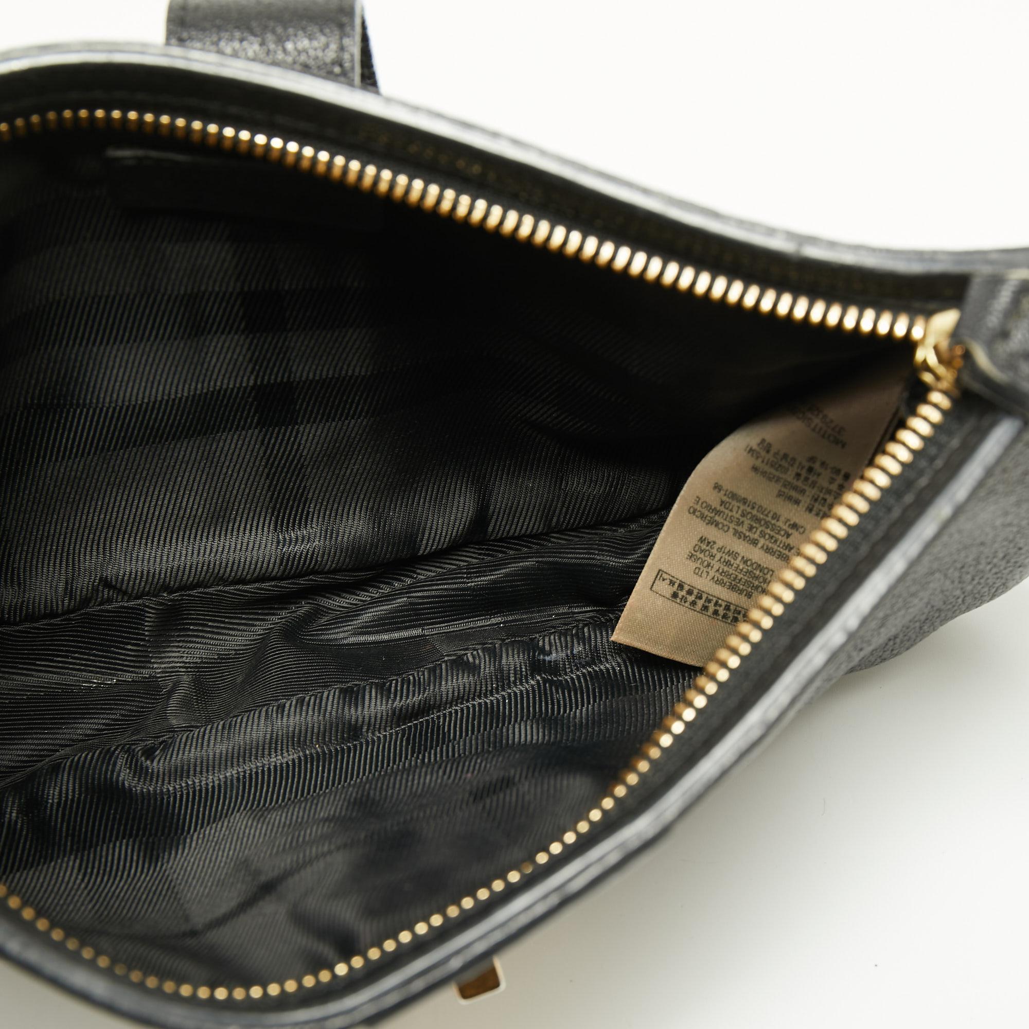 Burberry Black Leather Wristlet Clutch In Good Condition In Dubai, Al Qouz 2