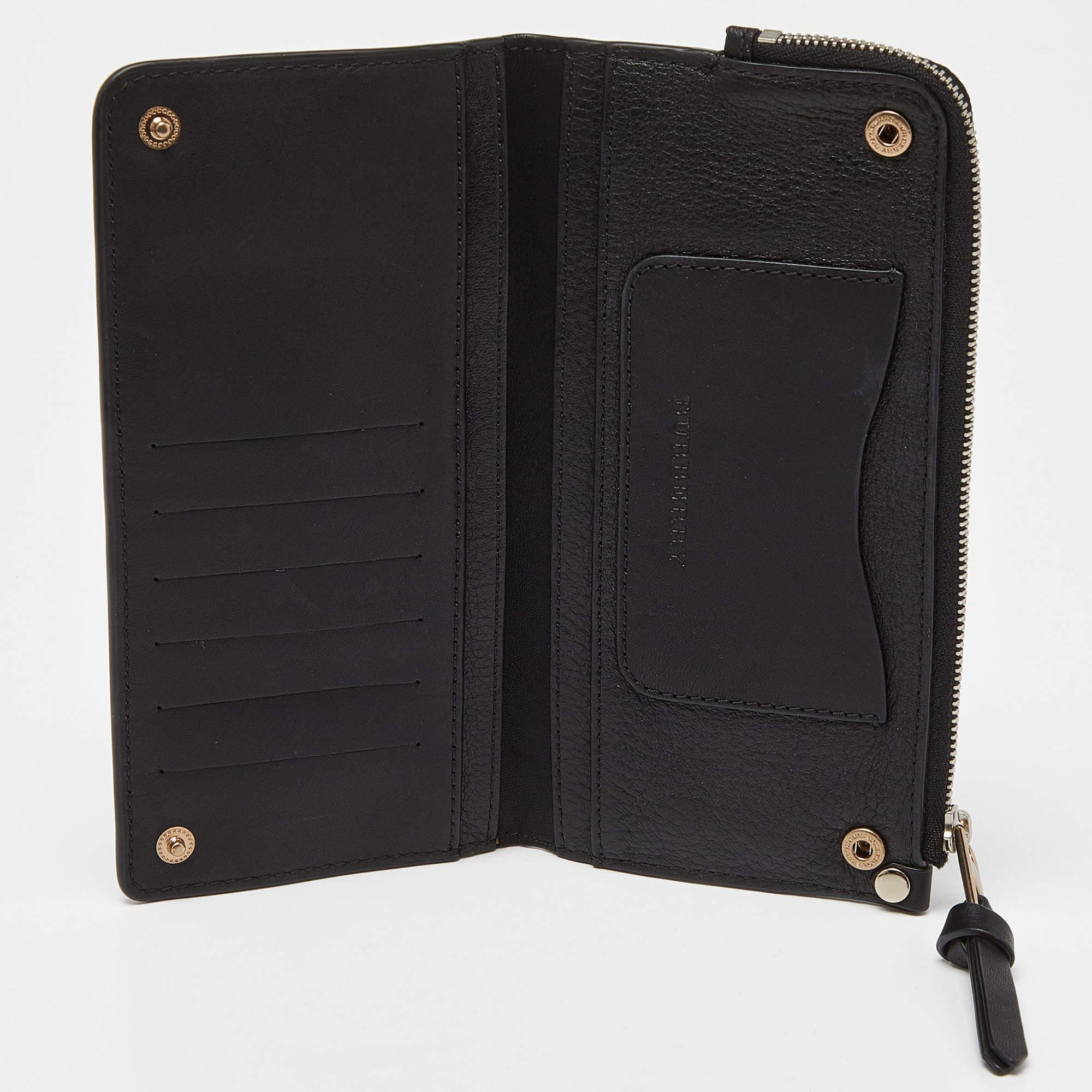 Elevate your everyday elegance with this Burberry wallet. Meticulously crafted from premium materials, it seamlessly blends style, functionality, and sophistication, making it a great pick