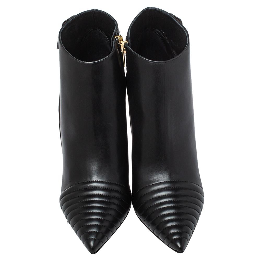 
This unique pair of leather boots is all you need to bring out your fashionable side. The fancy look of these boots is because of their pointed toes, high heels, and the quilting. Amp up your fashion quotient and take your style a notch higher with