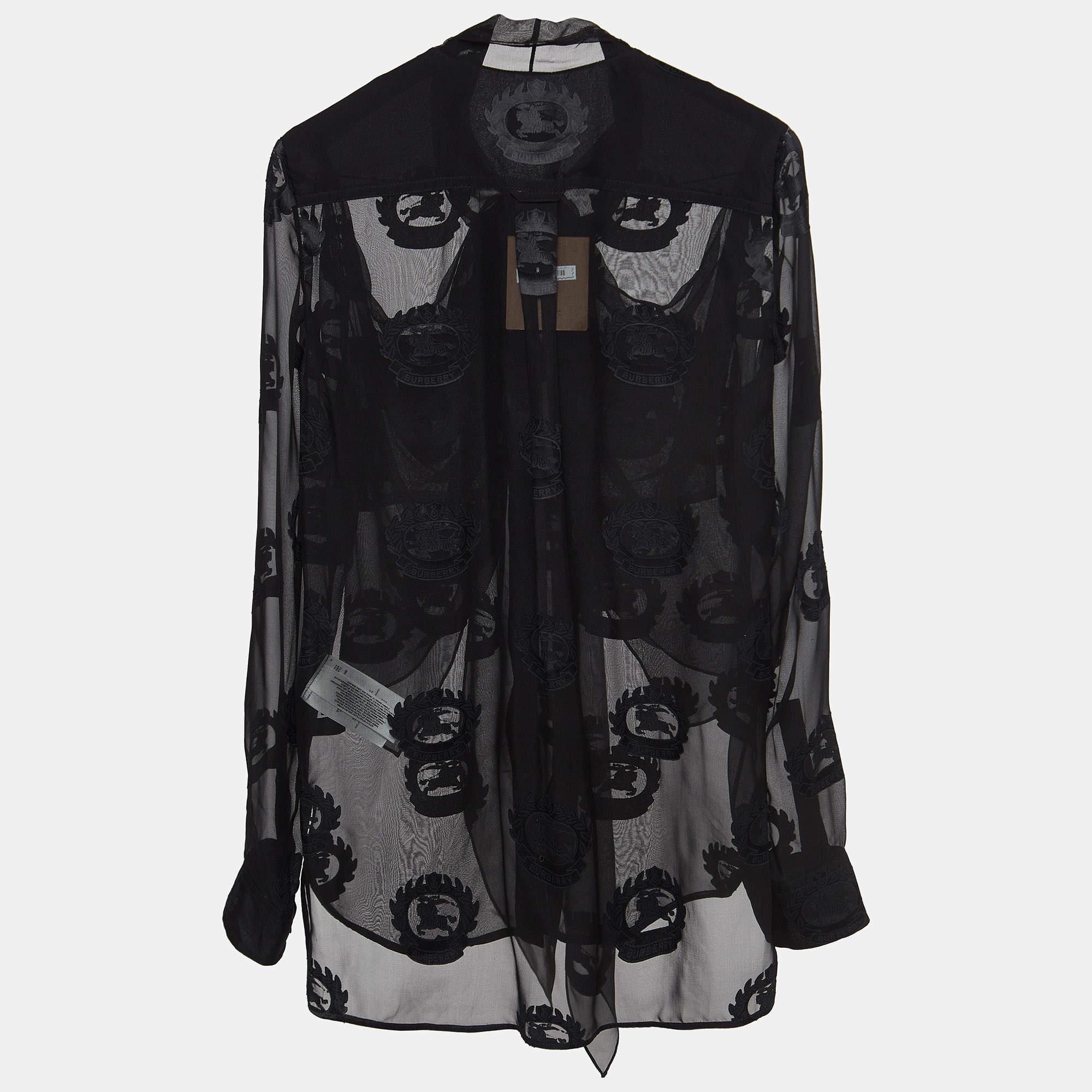 Confectionnée avec précision, cette chemise transparente Burberry allie luxe et fonctionnalité sans effort. Cet essentiel de la mode s'associe aux jeans, aux jupes et aux costumes.

Comprend : Étiquette de prix