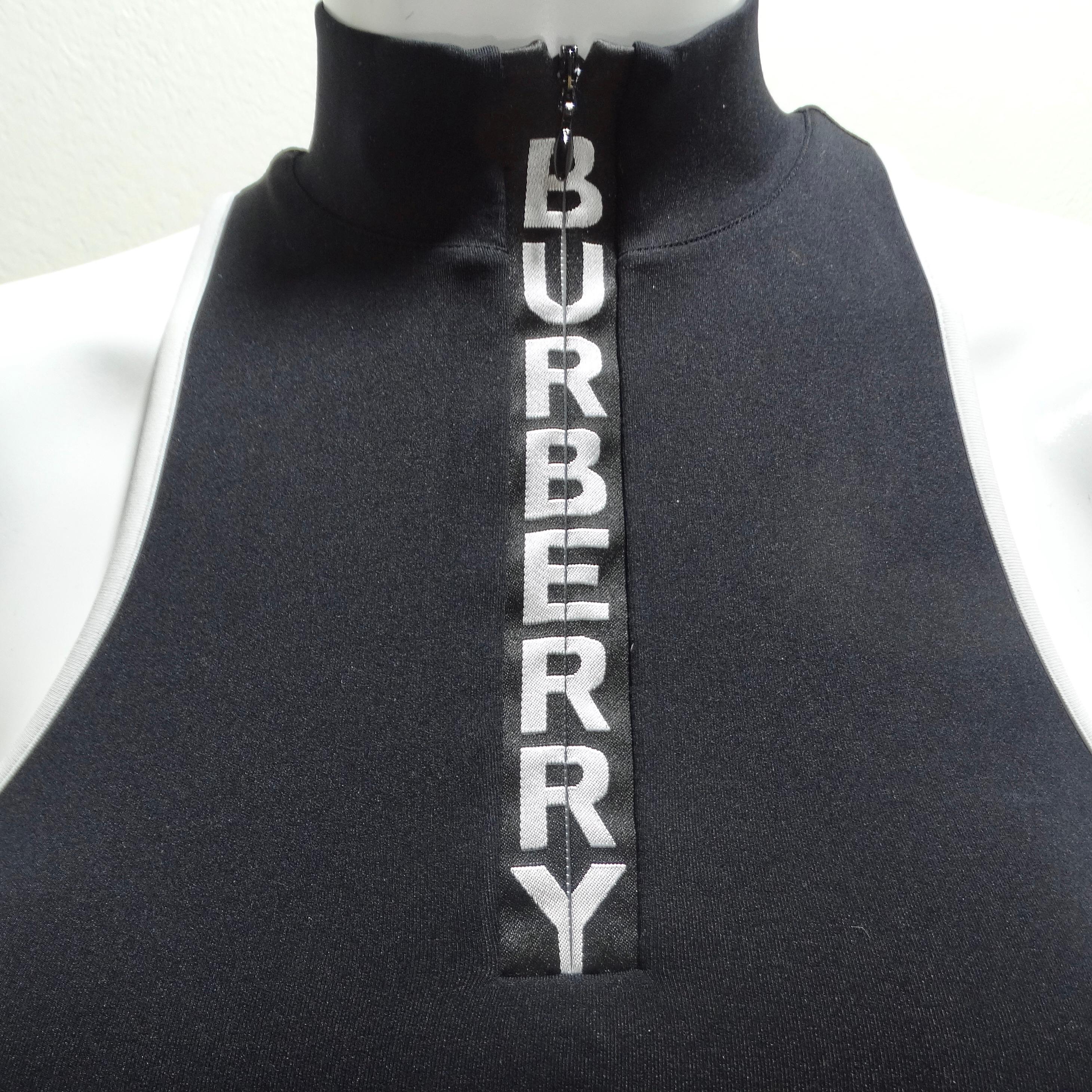 Voici le soutien-gorge de sport à logo noir de Burberry, un complément élégant et polyvalent à votre collection de vêtements de sport. Ce haut d'entraînement cropped sans manches est conçu pour élever votre routine d'exercice avec style et