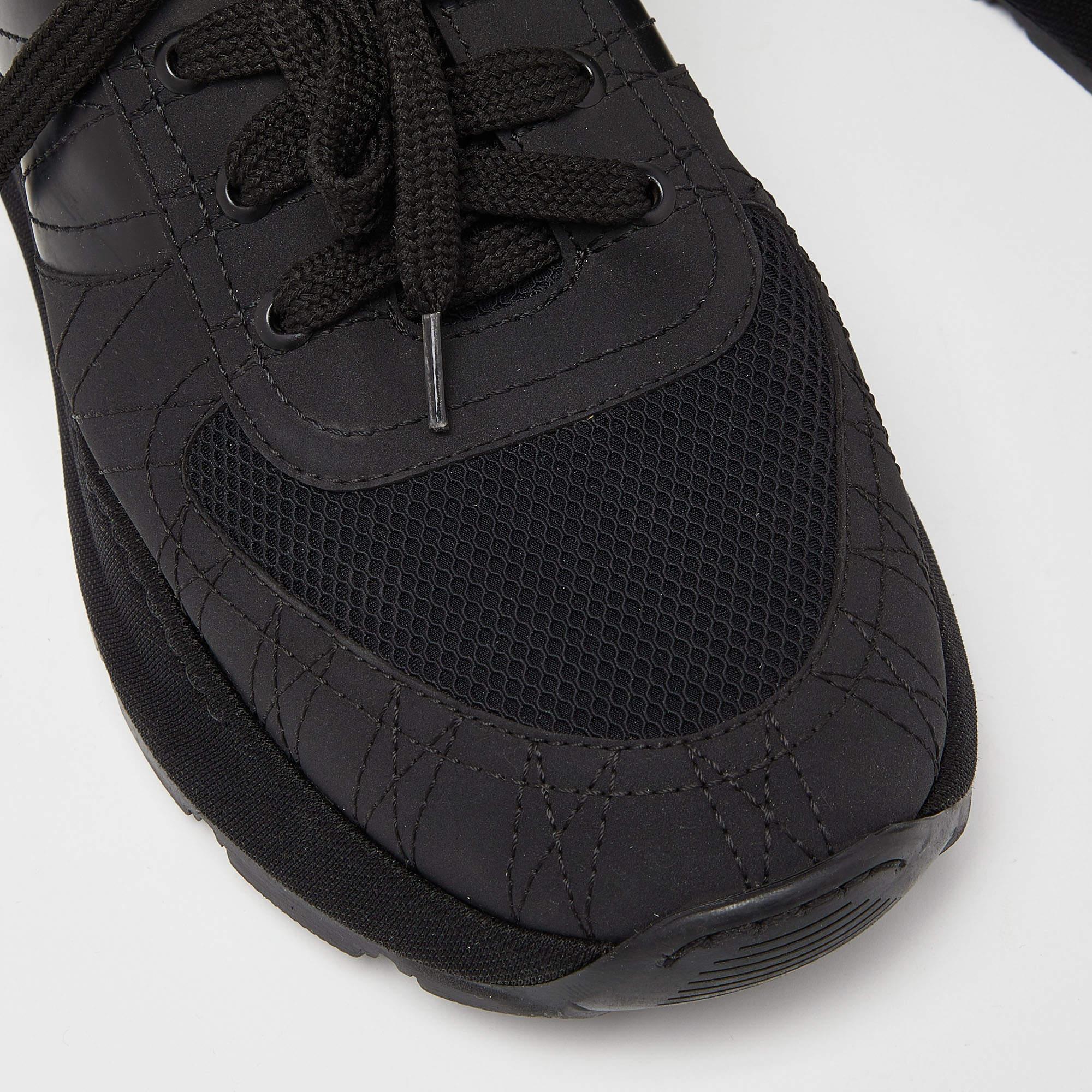 Burberry Black Mesh and Leather Logo Detail Low Top Sneakers Size 43 In Excellent Condition For Sale In Dubai, Al Qouz 2