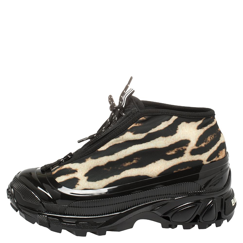 These Arthur sneakers are sure to elevate your style as they bring a statement-making design. Crafted from black mesh, leopard printed satin, and PVC, this stylish pair by Burberry is a mark of high-fashion. These sneakers feature a lace-up front