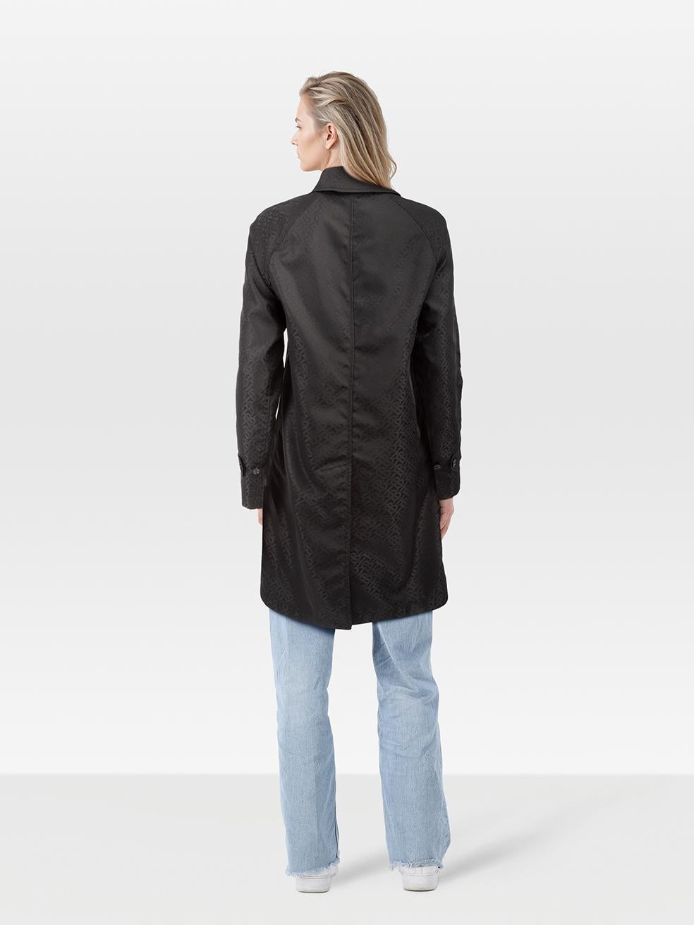 La condizione è molto buona. Questo articolo di rivendita usato di Burberry non presenta alcun segno di usura visibile.
 

 Dettagli
 

 

 Nero
 

 Sintetico
 

 Trench
 

 Petto singolo
 

 Maglia con monogrammi
 

 2x Tasche laterali
 

 Chiusura