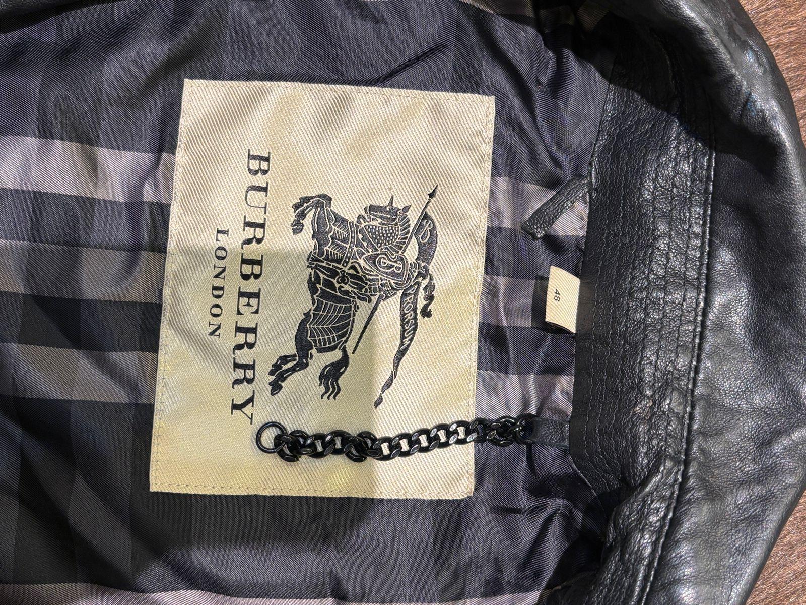 Burberry Schwarze Lammfell-Lederjacke mit mehreren Taschen im Angebot 6