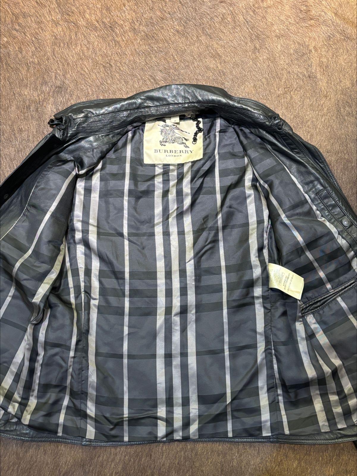 Burberry Schwarze Lammfell-Lederjacke mit mehreren Taschen im Angebot 8