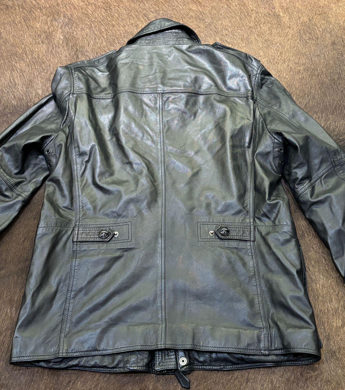 Burberry Herren Lederjacke mit mehreren Taschen Design. Butterweiches Lammfell. Leichte Verfärbung auf der Rückseite (bronzefarbener Farbton, aber nur bei direkter Beleuchtung sichtbar). Eine Seite der Aufhängekette an der Oberseite des Labels hat