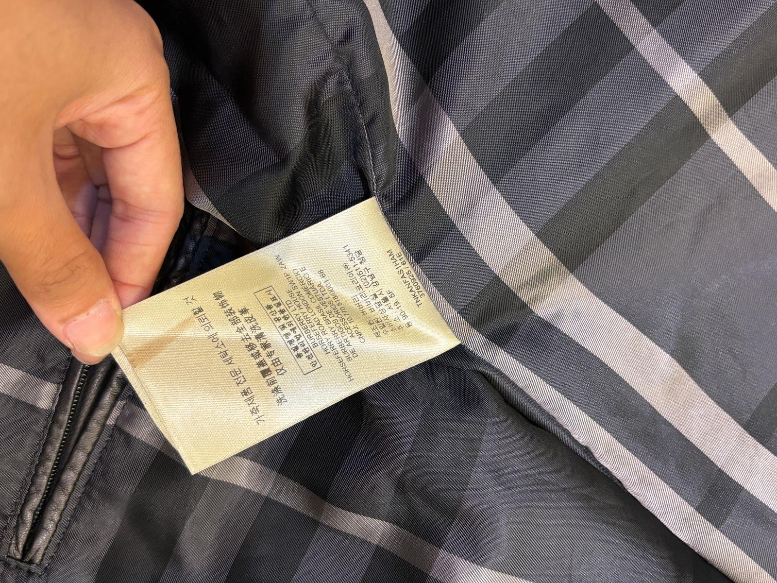 Burberry Schwarze Lammfell-Lederjacke mit mehreren Taschen für Damen oder Herren im Angebot