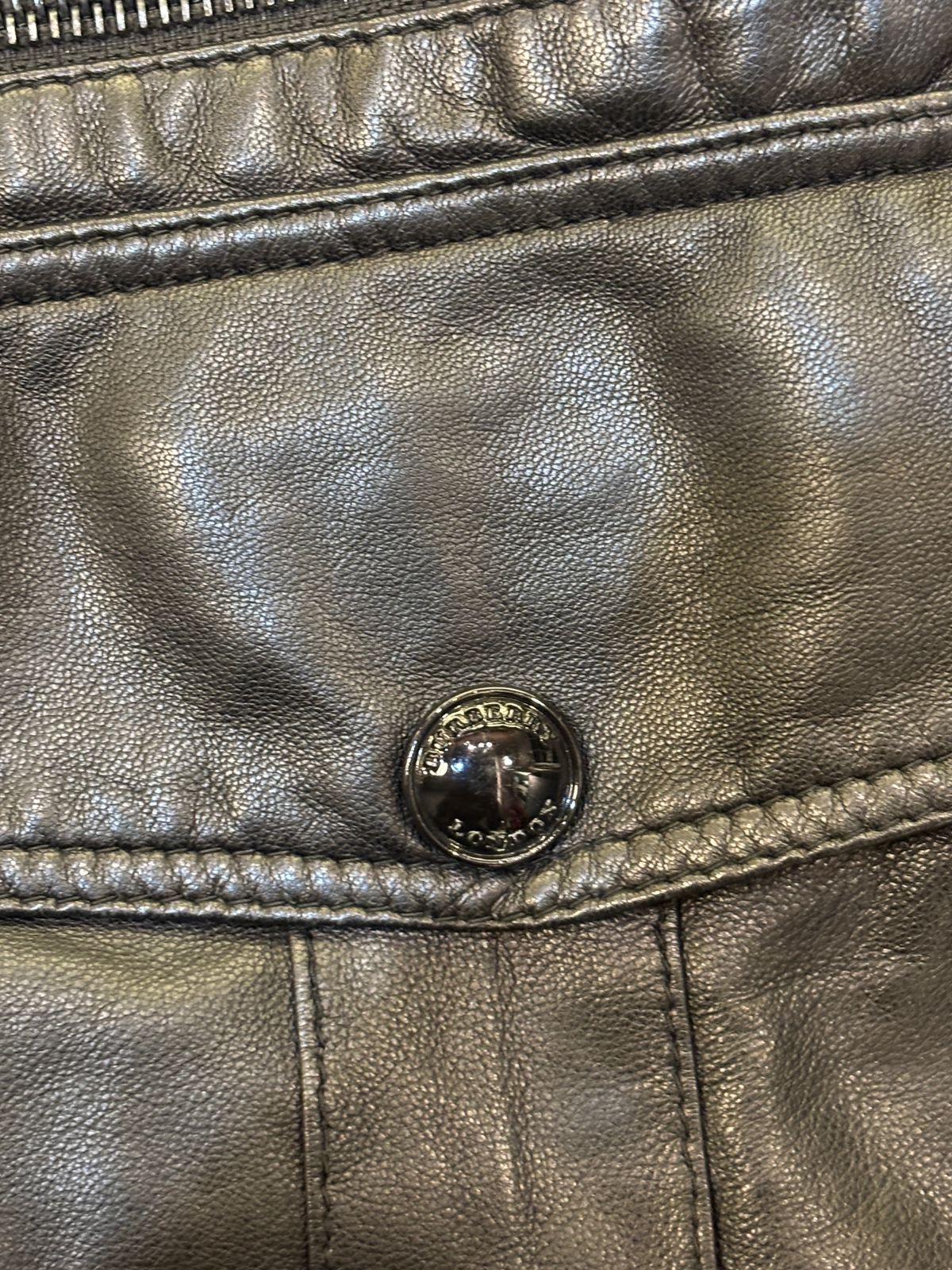 Burberry Schwarze Lammfell-Lederjacke mit mehreren Taschen im Angebot 2