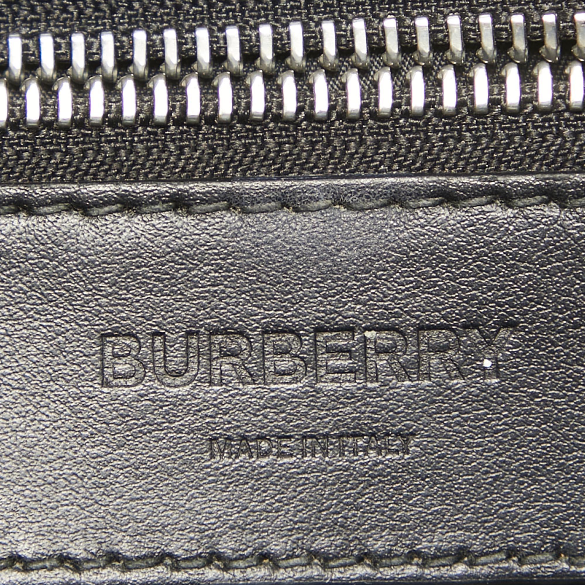 Burberry Black/Multicolor TB Nylon Pouch Pour femmes en vente
