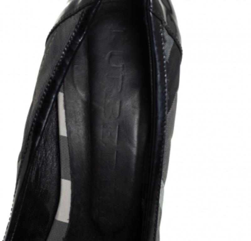 Burberry Black Nova Check Canvas And Patent Leather Pointed Toe Pumps Size 39 For Sale 2