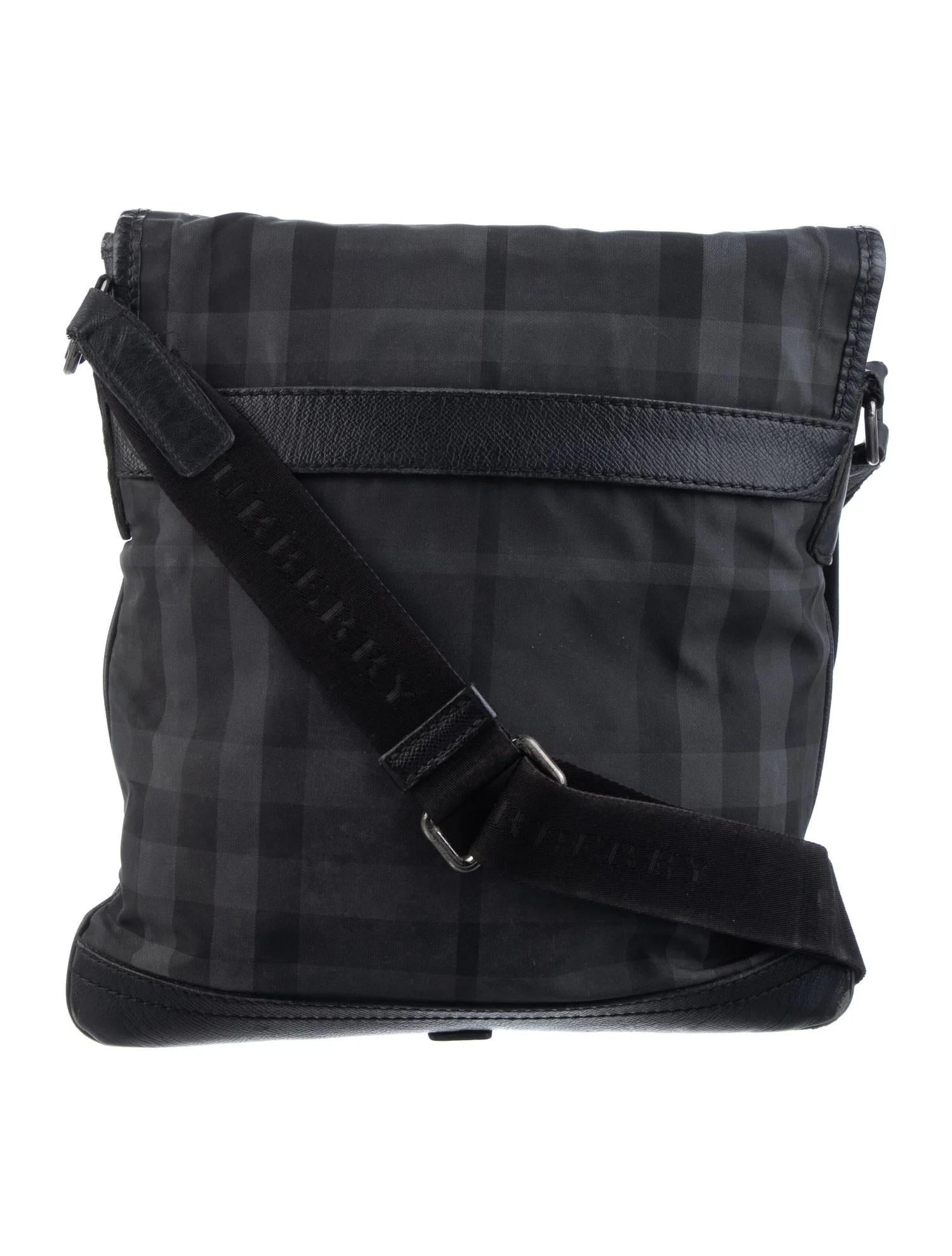 Burberry Black Nova Check Nylon Messenger Bag In Good Condition For Sale In Montreal, Quebec