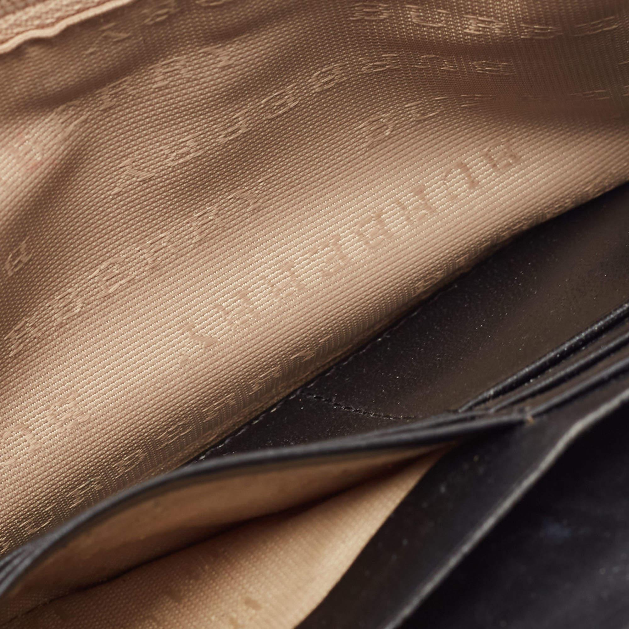 This Burberry wallet effortlessly combines meticulous construction with ageless style, making it a symbol of refined taste. Elevate your accessory collection with this designer piece.