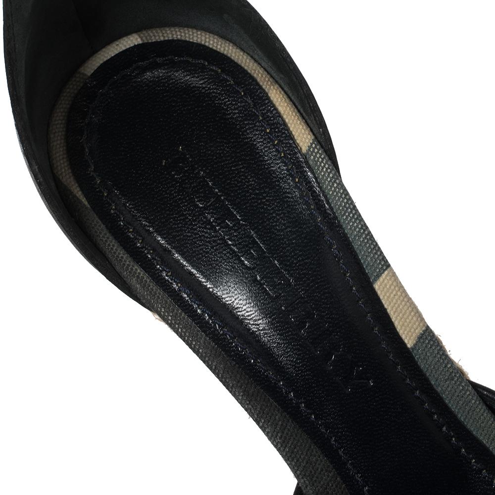 Burberry Black Novacheck Canvas Buckle Peep Toe Espadrille Wedge Sandals Size 36 In Good Condition For Sale In Dubai, Al Qouz 2