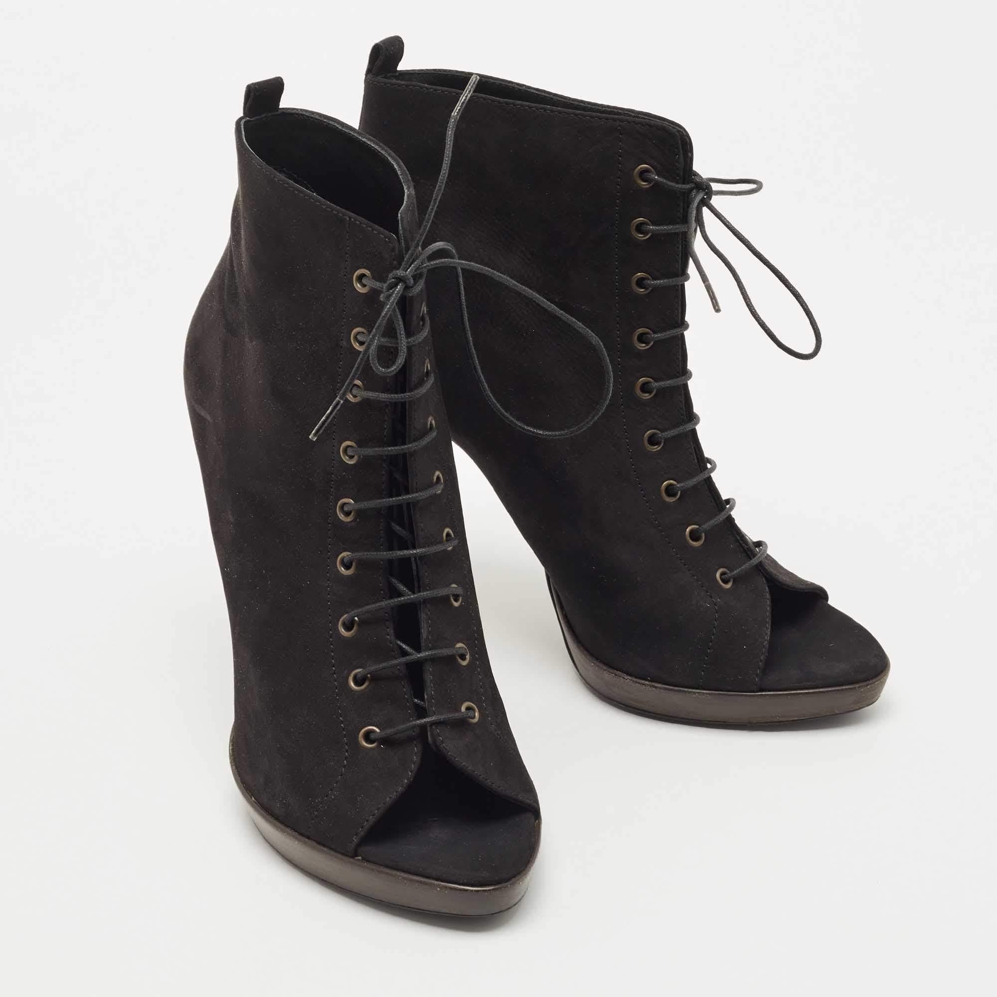 Noir Burberry bottes de chevilles noires en cuir à bout ouvert et à lacets, taille 40 en vente