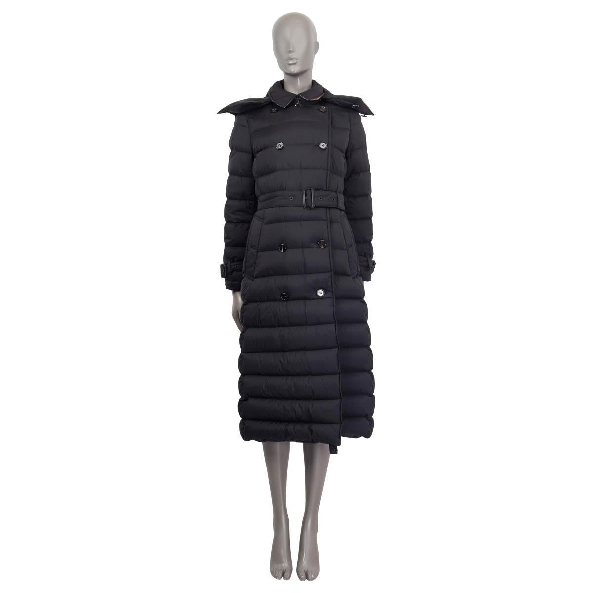 100% authentic Burberry down-filled puffer coat in black polyamide (100%). Features a detachable drawcord hood, two buttoned pockets, a vintage check undercollar and belted cuffs. Opens with six buttons and a hook-and-eye collar on the front.