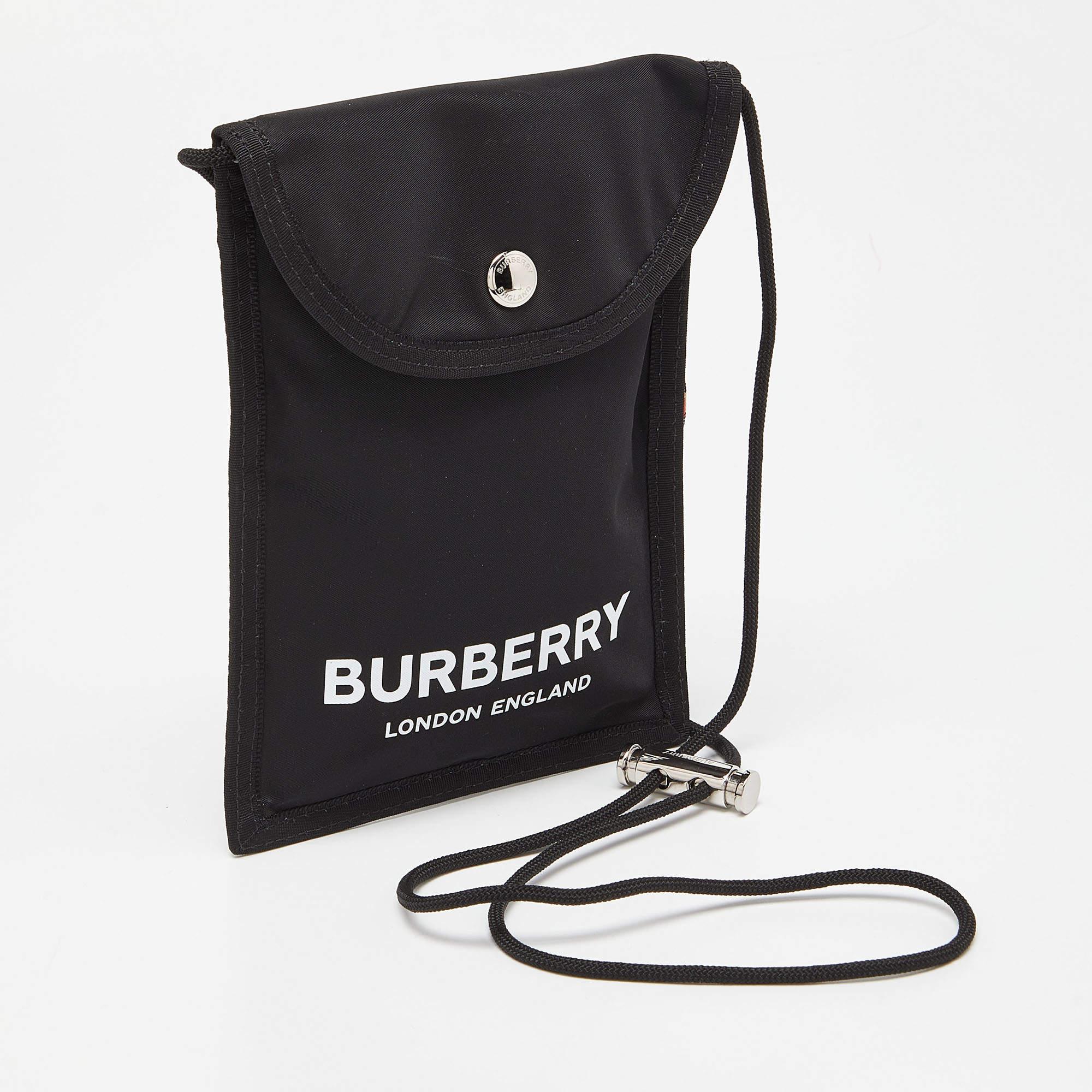 Burberry Black Nylon Logo Pouch In Excellent Condition In Dubai, Al Qouz 2
