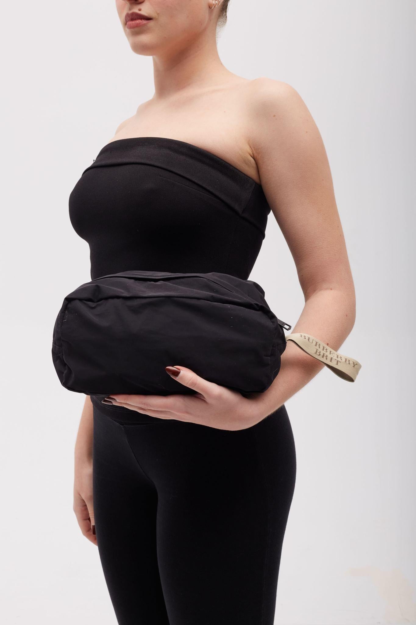 Color: Black
Material: nylon
Comes with: generic dust bag
Condition: Very good. Bag is pristine. Light residue on bottom.

Measurements~
Height 3.25”
Length 8””
Depth 4”