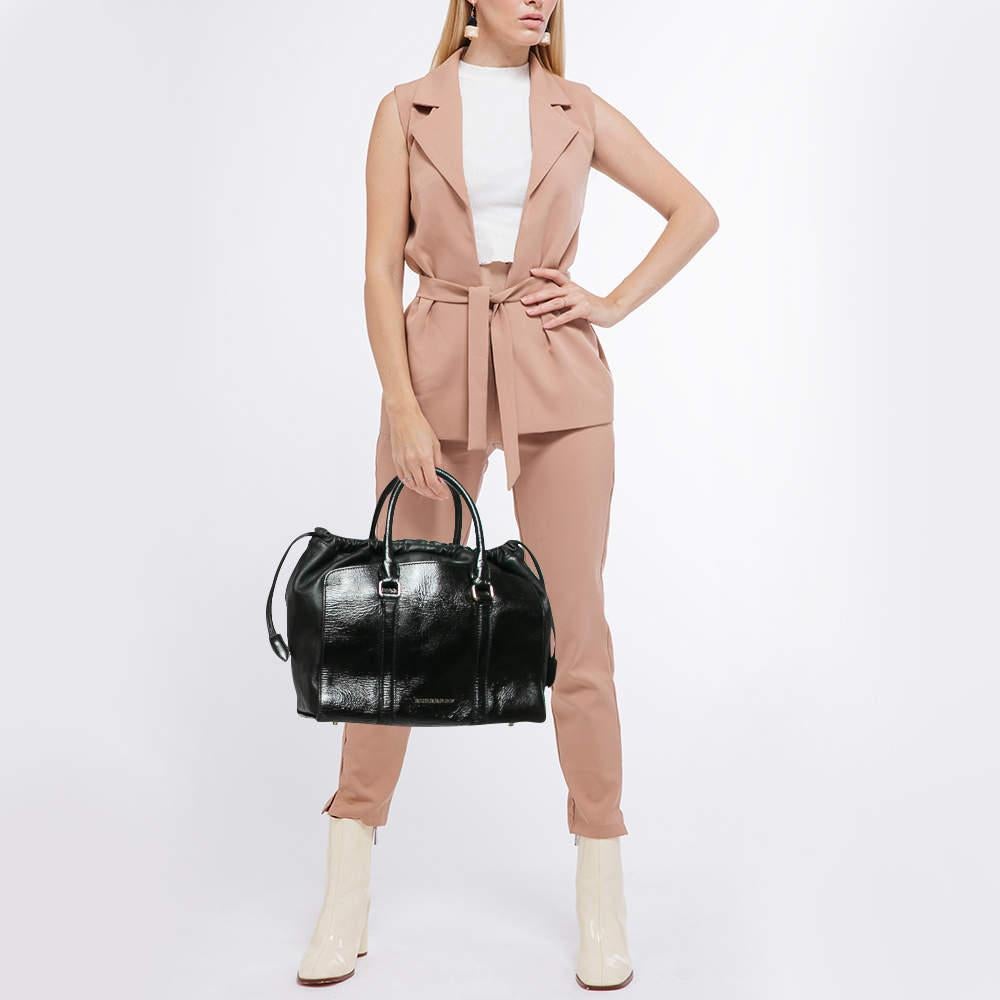 This tote is a result of blending high crafting skills with a practical design. It arrives with a durable exterior completed by luxe detailing. It is an accessory that you can count on.
