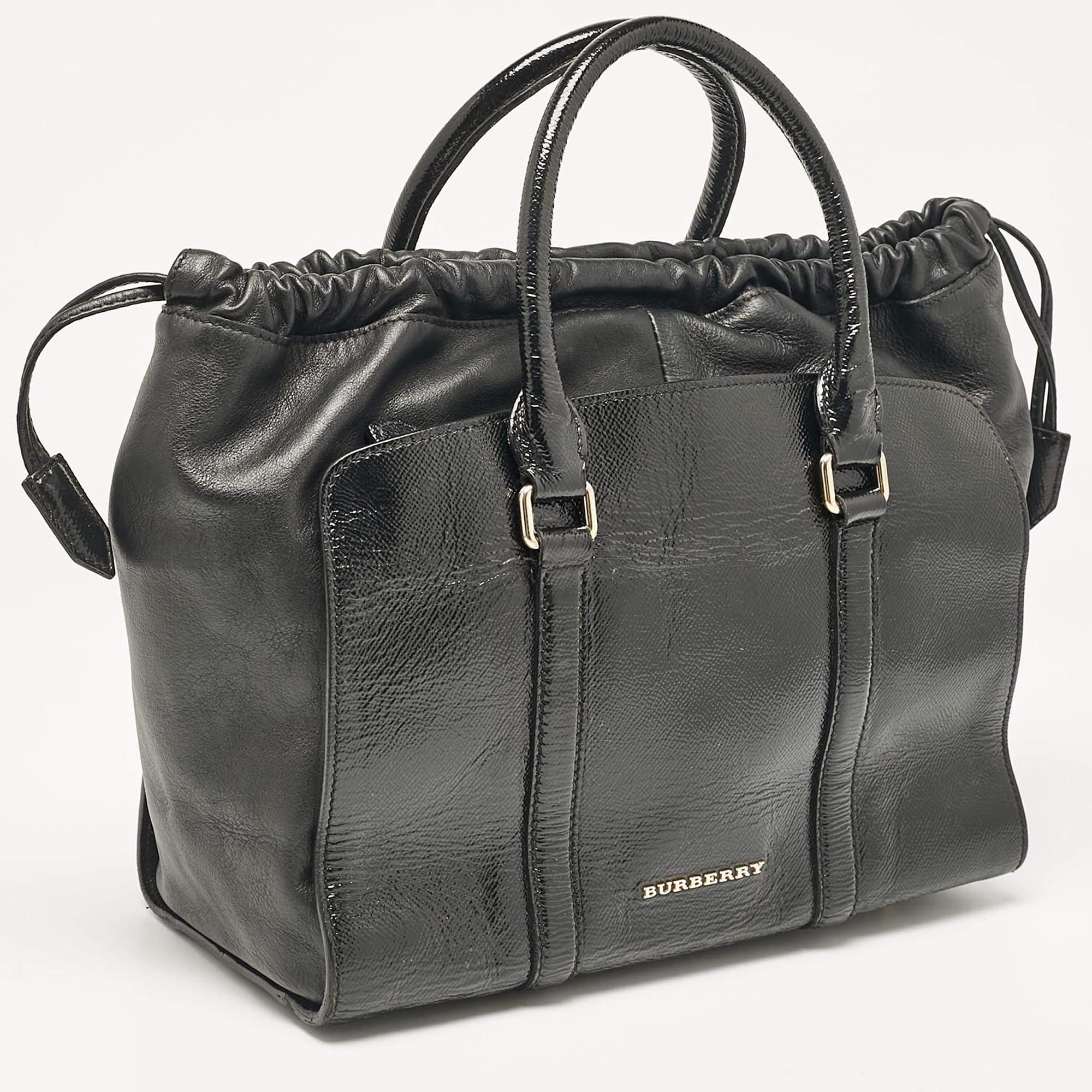 Burberry Black Patent and Leather Dinton Tote In Good Condition For Sale In Dubai, Al Qouz 2