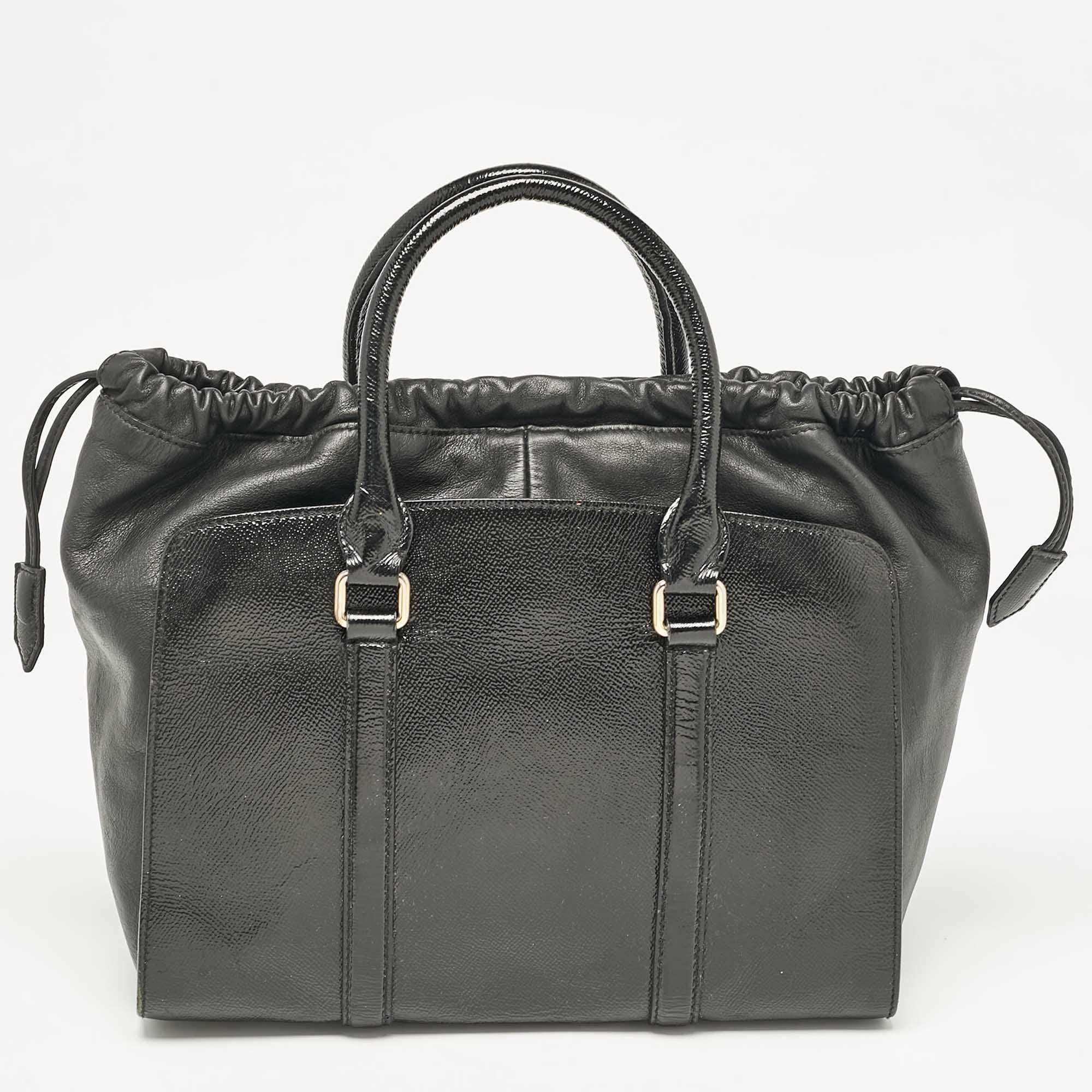 Women's Burberry Black Patent and Leather Dinton Tote For Sale