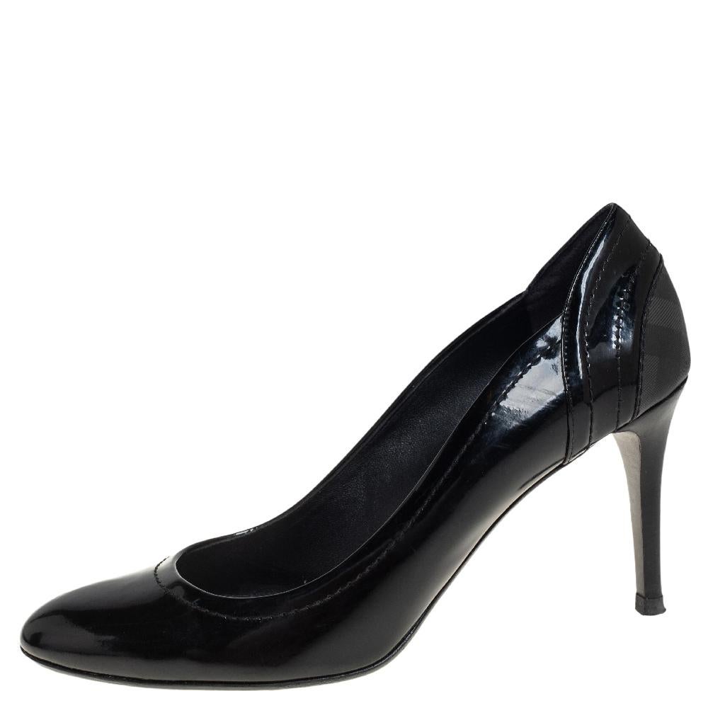 Burberry Black Patent Leather and Coated Canvas Pumps Size 40 In Good Condition For Sale In Dubai, Al Qouz 2