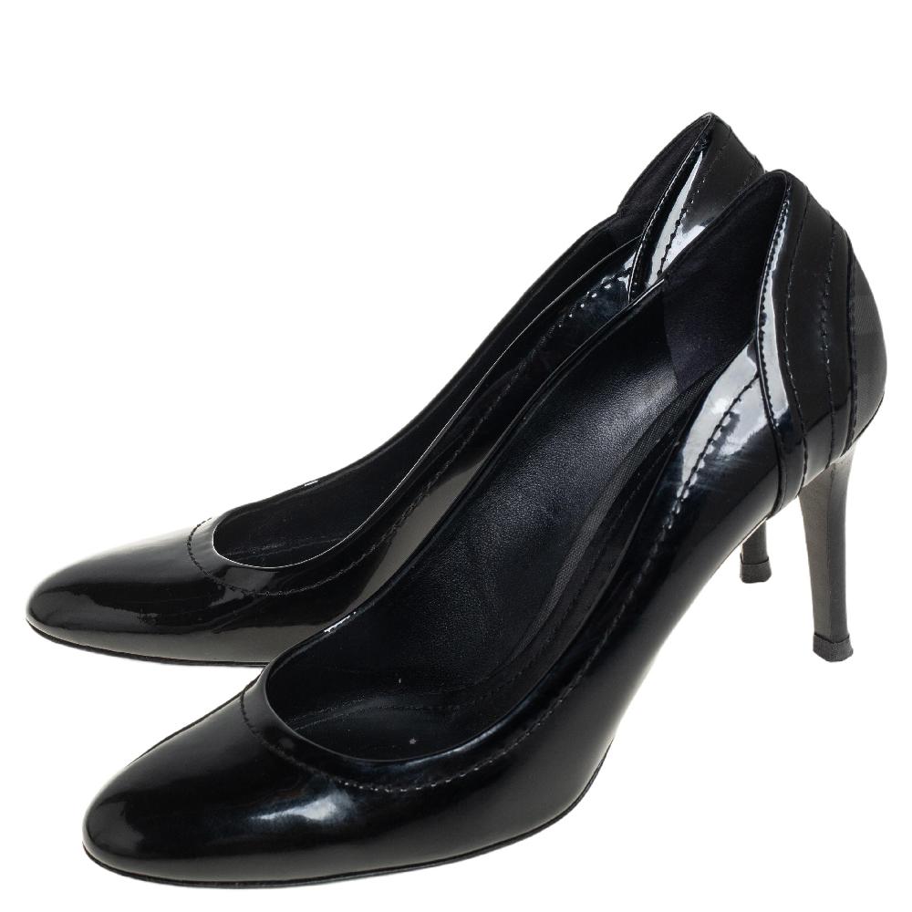 Women's Burberry Black Patent Leather and Coated Canvas Pumps Size 40 For Sale