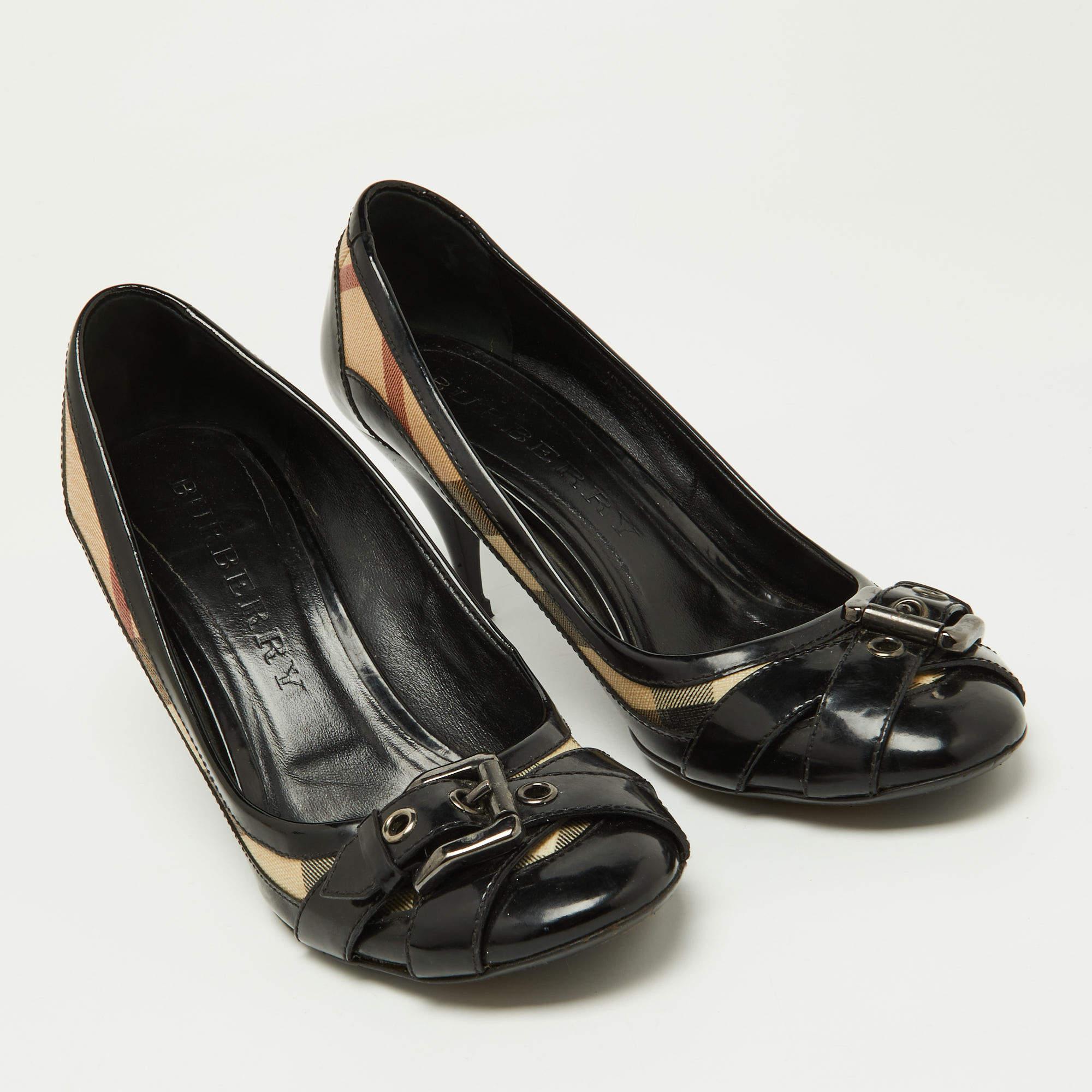 Women's Burberry Black Patent Leather and Nova Check Canvas Buckle Detail Pumps Size 39 For Sale