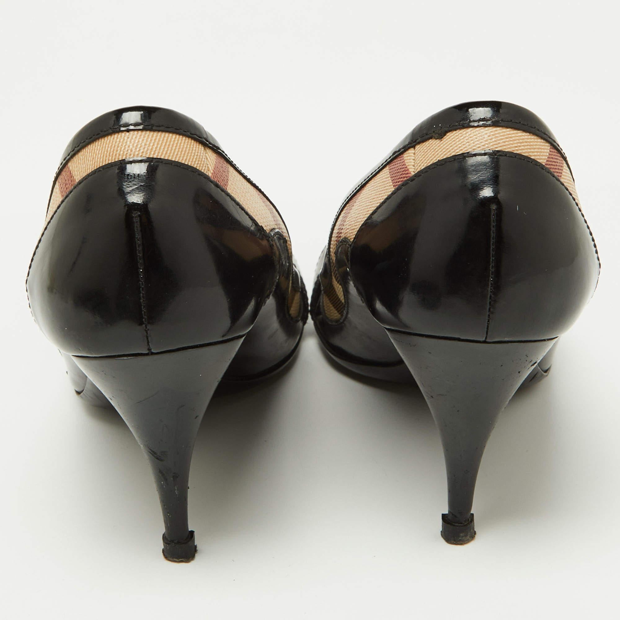 Burberry Black Patent Leather and Nova Check Canvas Buckle Detail Pumps Size 39 For Sale 1
