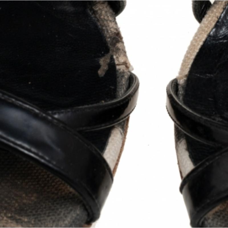 Burberry Schwarze Criss Cross-Sandalen aus Lackleder mit offener Zehe und Kork-Keil Größe 38 im Angebot 6