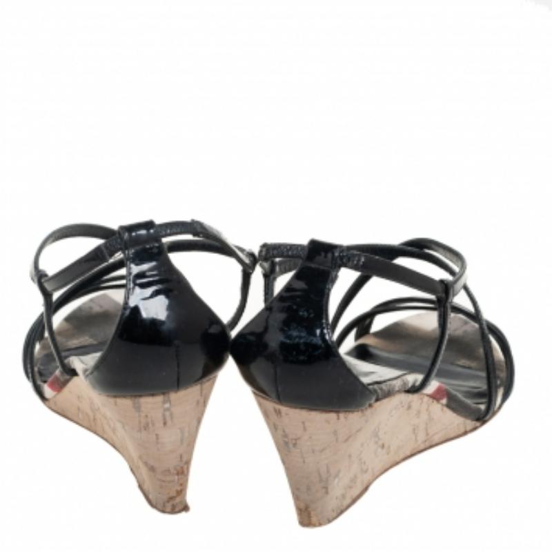 Burberry's sandals exude a refined style and sophisticated vibe with their minimal design. Crafted from patent leather, they feature slender straps and open toes. These beauties are finished off with wedge heels and comfortable insoles.