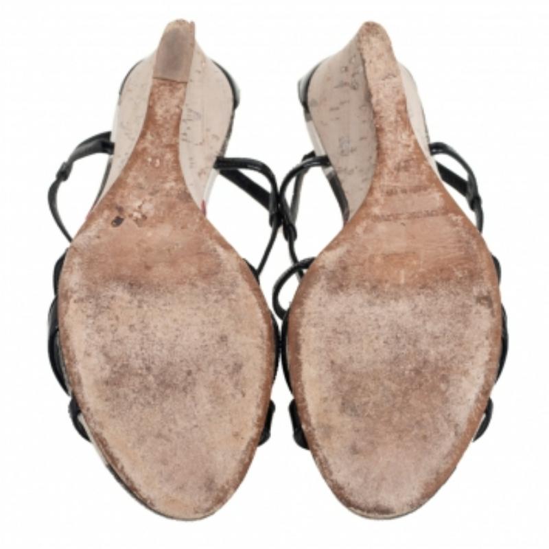 Burberry Schwarze Criss Cross-Sandalen aus Lackleder mit offener Zehe und Kork-Keil Größe 38 im Zustand „Relativ gut“ im Angebot in Dubai, Al Qouz 2