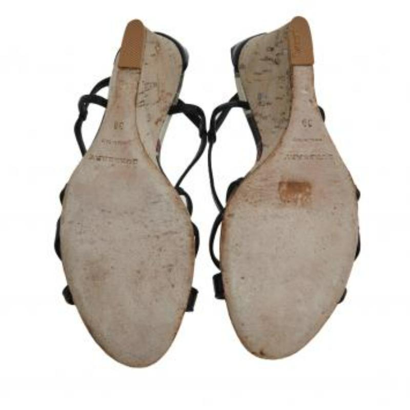 Burberry Schwarze Criss Cross-Sandalen aus Lackleder mit offener Zehe und Kork-Keil Größe 38 Damen im Angebot
