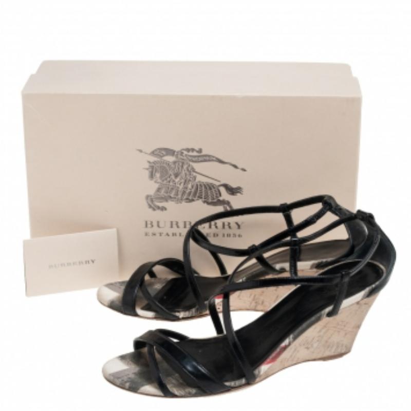 Burberry Schwarze Criss Cross-Sandalen aus Lackleder mit offener Zehe und Kork-Keil Größe 38 im Angebot 1