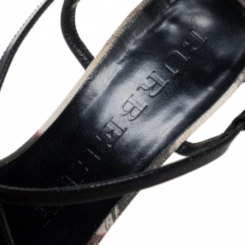 Burberry Schwarze Criss Cross-Sandalen aus Lackleder mit offener Zehe und Kork-Keil Größe 38 im Angebot 4