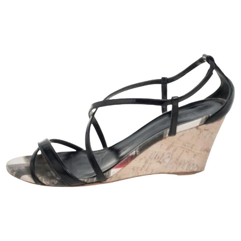 Burberry Schwarze Criss Cross-Sandalen aus Lackleder mit offener Zehe und Kork-Keil Größe 38 im Angebot