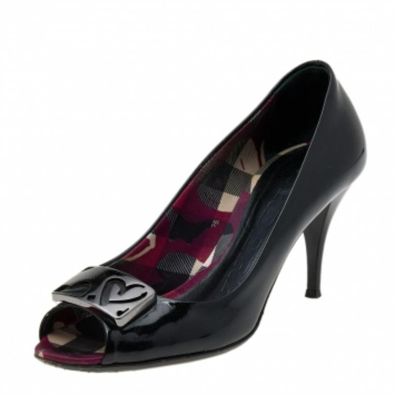 This pair of pumps by Burberry showcases a perfect blend of elegance and high fashion. Beautifully sewn using patent leather, the black pumps feature peep-toes and gunmetal-tone hardware. A nice addition to your shoe collection!