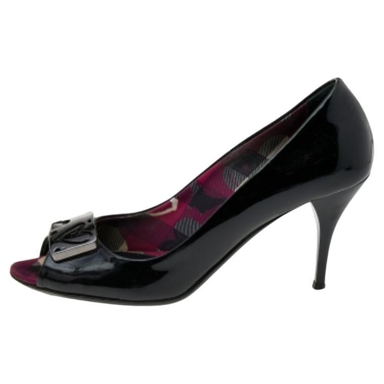 Burberry Bombas de charol negro con adornos Talla 36