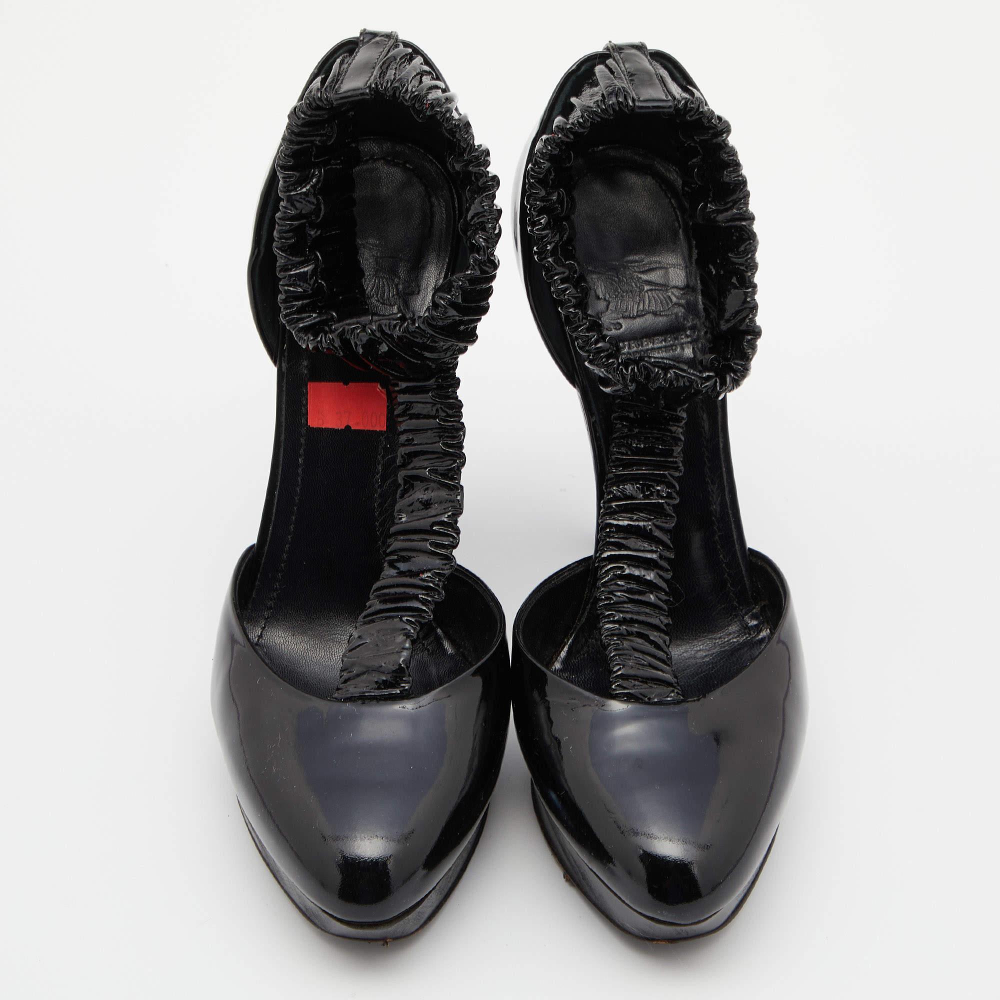 Burberry Black Patent Leather Pleated T Strap Pumps Size 39 In Good Condition For Sale In Dubai, Al Qouz 2