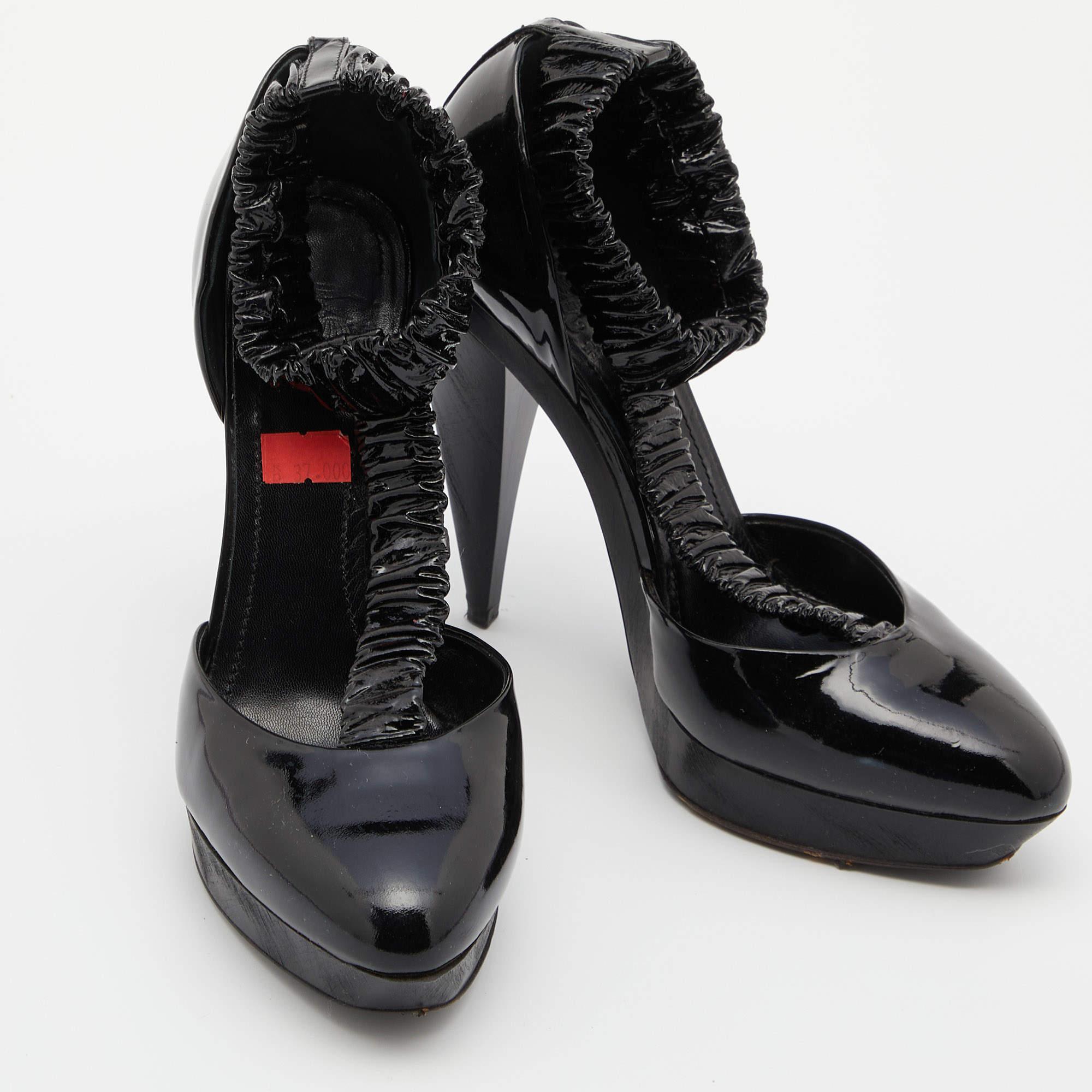 Women's Burberry Black Patent Leather Pleated T Strap Pumps Size 39 For Sale