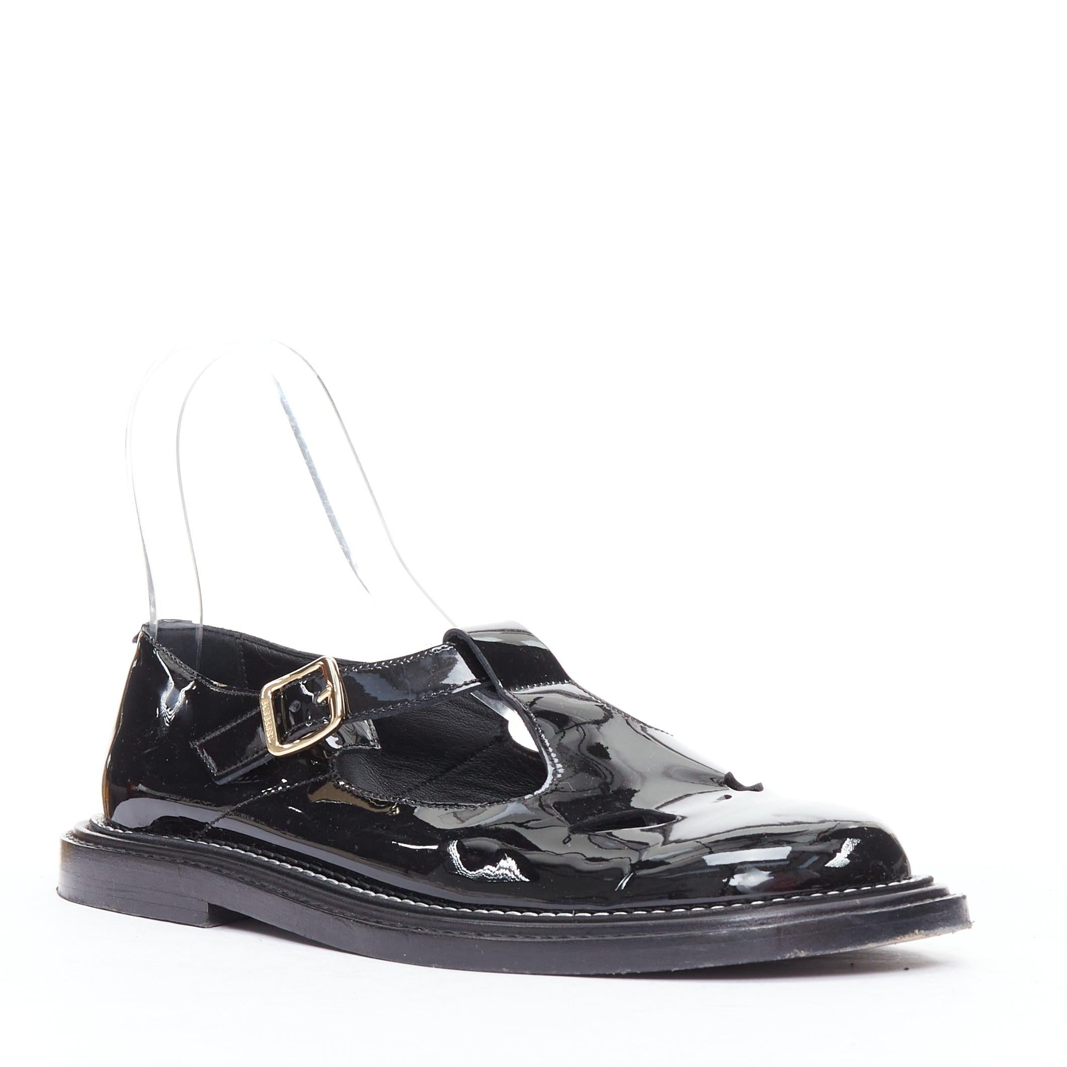 BURBERRY cuir verni noir T-bar overstitch maryjane flats EU38
Référence : ECLO/A00100
Marque : Burberry
Designer : Daniel Lee
MATERIAL : Cuir verni
Couleur : noir, or
Motif : Solide
Fermeture : Bracelet de cheville
Doublure : Cuir noir
Détails