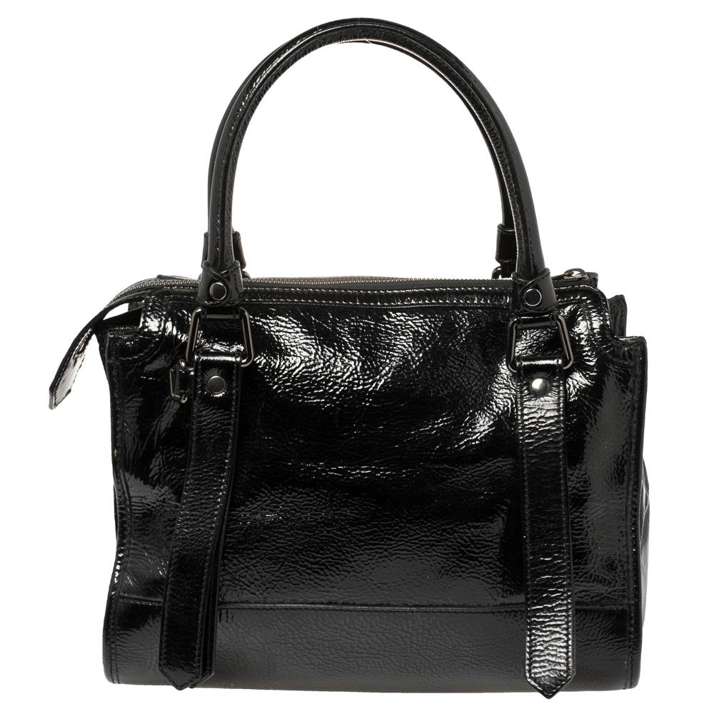 Eleganz in Person mit dieser glänzend gearbeiteten Lackleder-Tote. Sie ist mit Stoff gefüttert und hat zwei Griffe an der Oberseite sowie einen silberfarbenen Logoakzent auf der Vorderseite. Tragen Sie diese schwarze Burberry-Tasche zu Ihrem