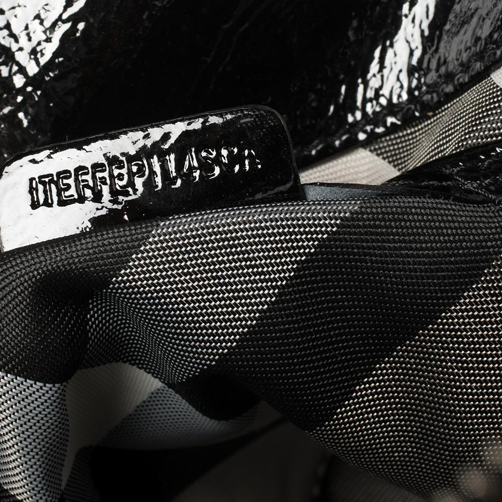 Schwarze Lackleder-Tasche von Burberry 5