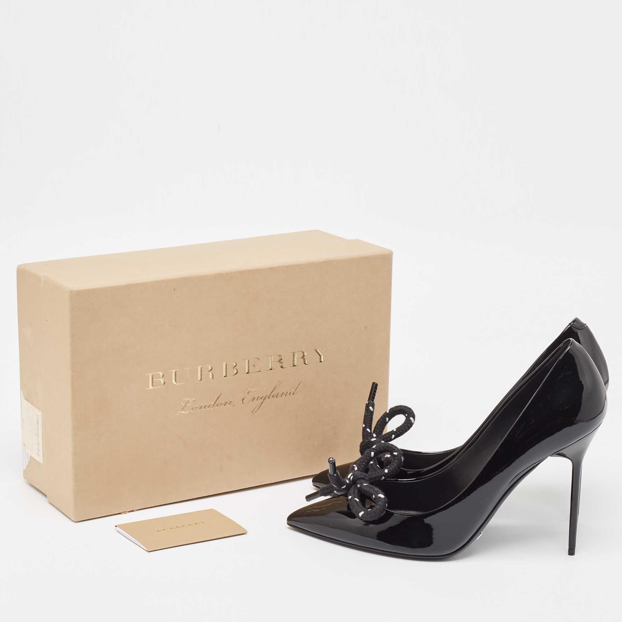 Burberry  Pompe a punta Vaughan in vernice nera taglia 40 in vendita 4